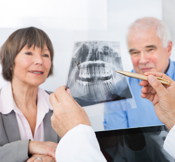 Zahnarztpraxis Javadifar Uetersen - Patienten im Beratungsgespräch durch Dr. Javadi Far